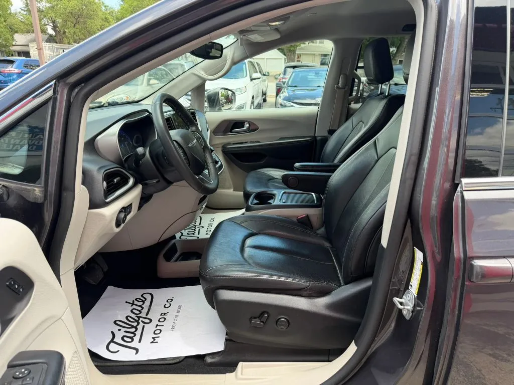Chrysler Pacifica photo 10