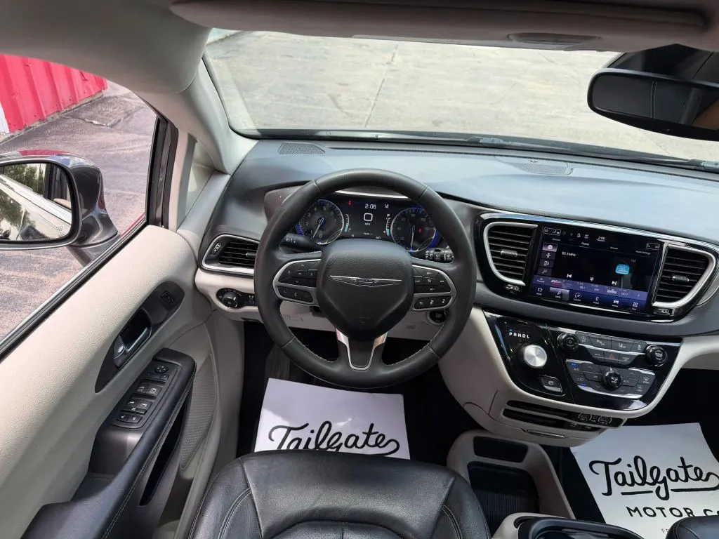 Chrysler Pacifica photo 17