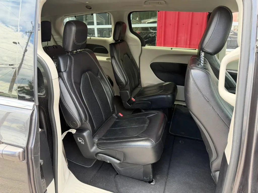 Chrysler Pacifica photo 14