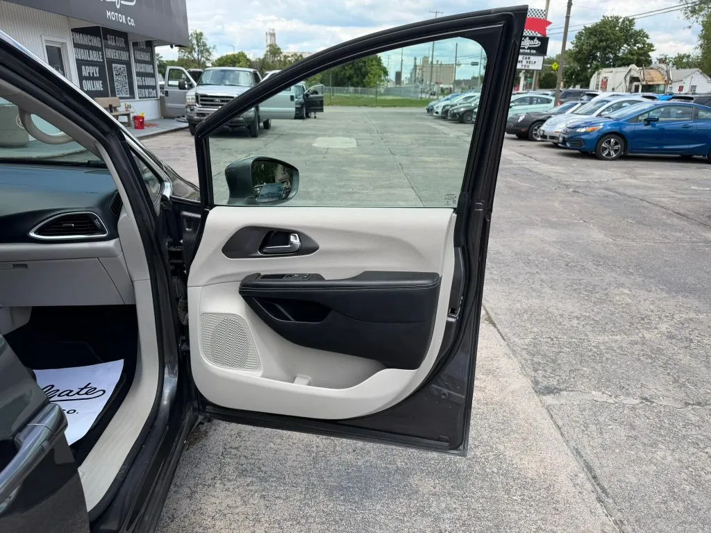 Chrysler Pacifica photo 12