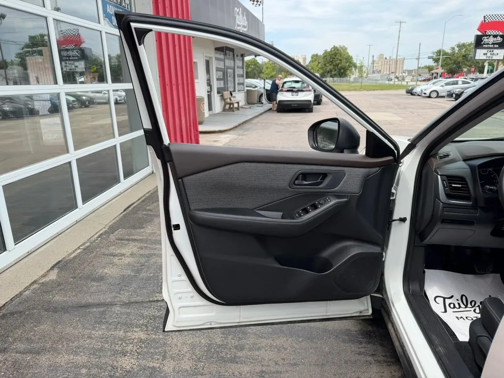 Nissan Rogue photo 9