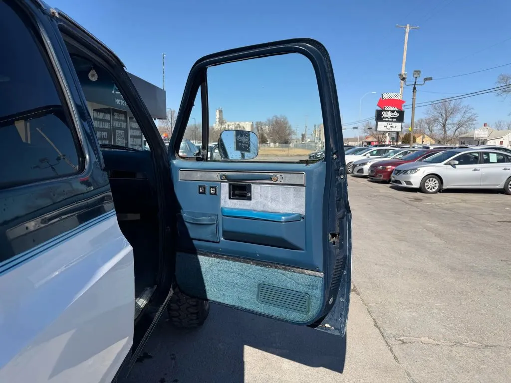 1985 Chevrolet Suburban - Photo 14