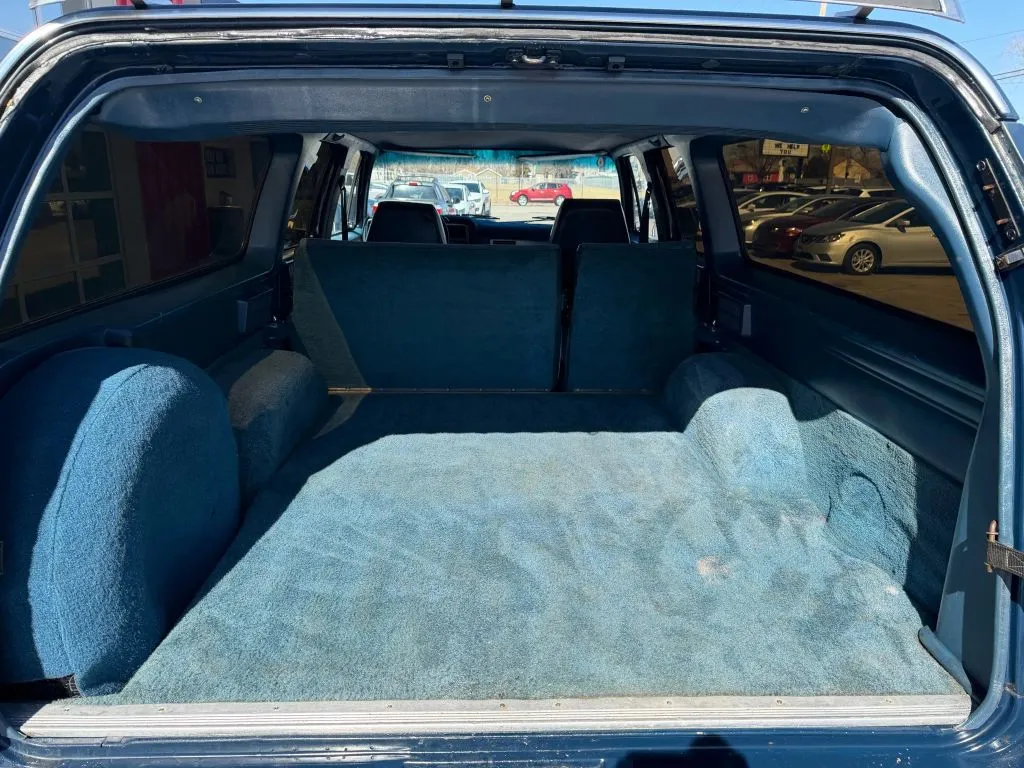 1985 Chevrolet Suburban - Photo 9