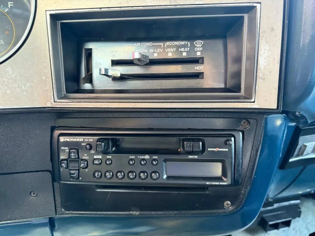 1985 Chevrolet Suburban - Photo 19