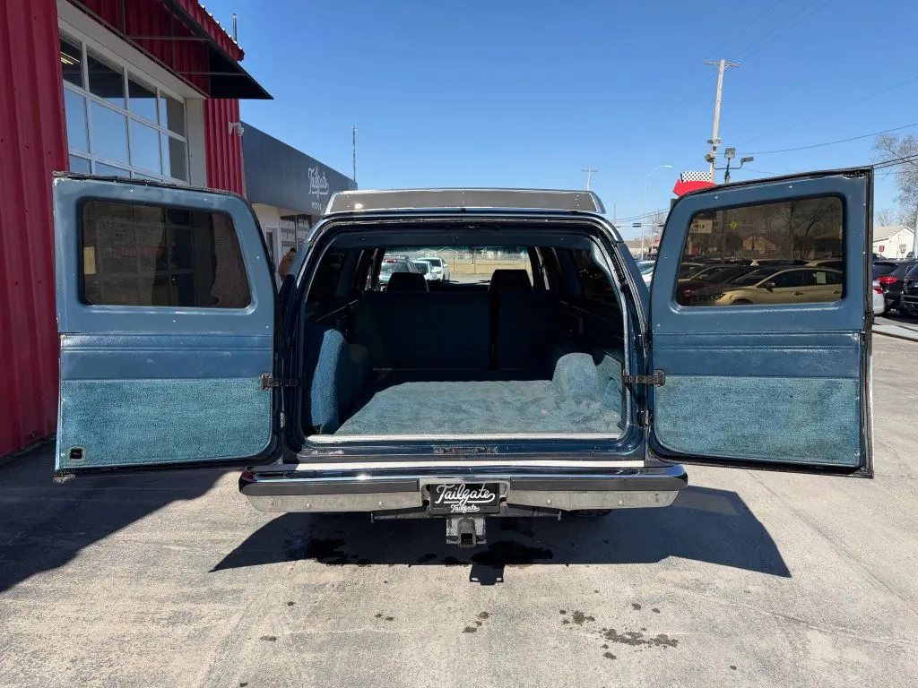 1985 Chevrolet Suburban - Photo 8