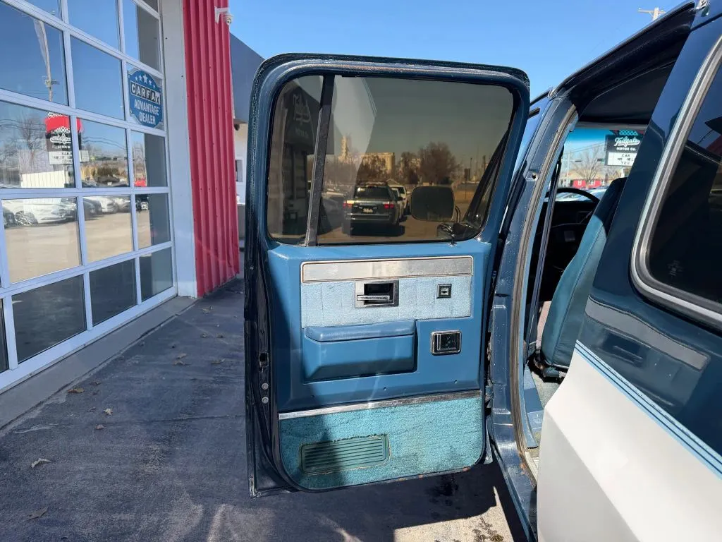1985 Chevrolet Suburban - Photo 12