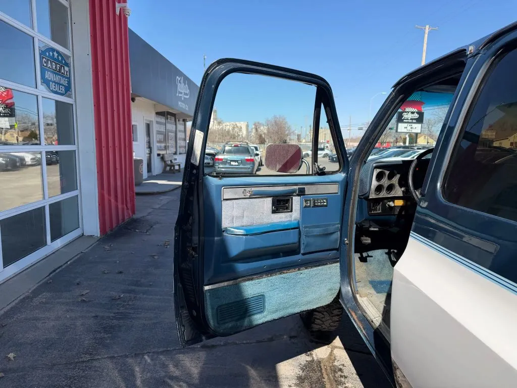 1985 Chevrolet Suburban - Photo 10