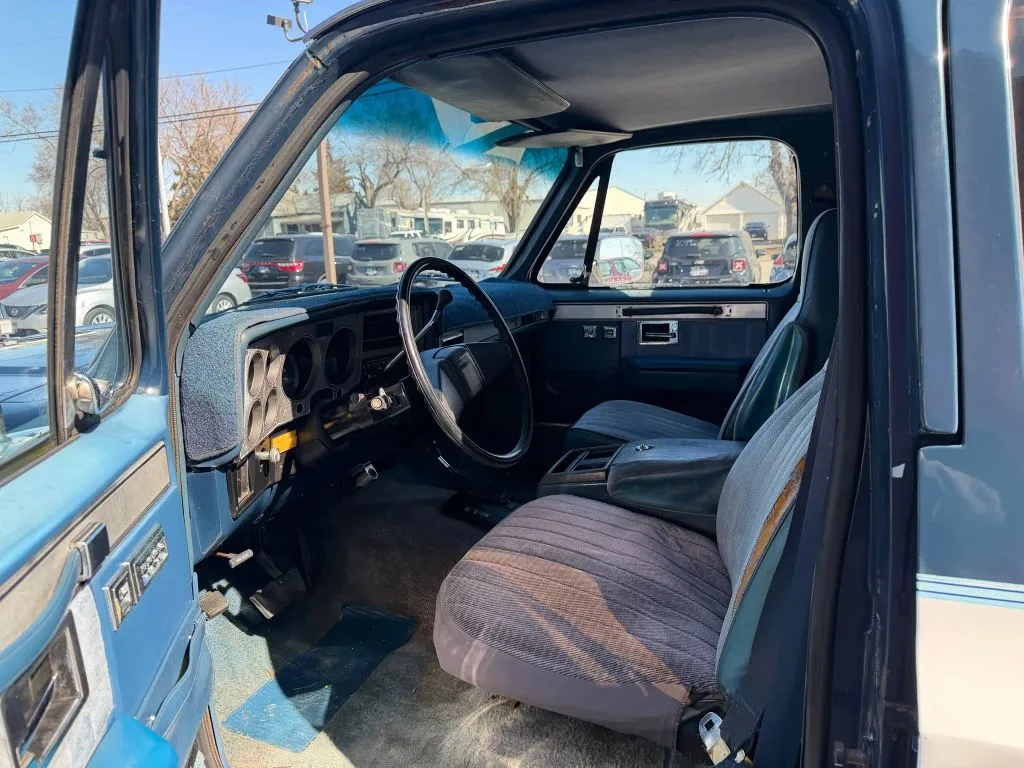 1985 Chevrolet Suburban - Photo 11