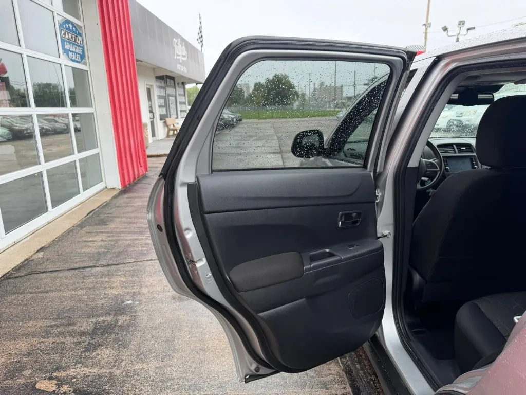 Mitsubishi Outlander Sport photo 11