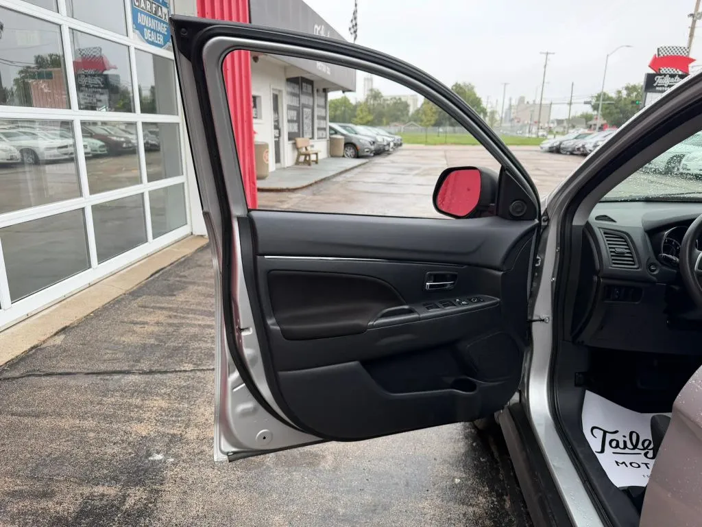Mitsubishi Outlander Sport photo 9