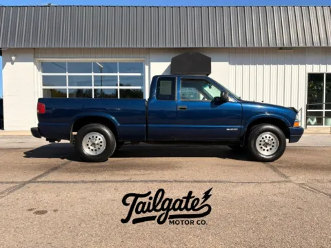 Blue 2000 Chevrolet S10 Extended Cab Pickup for sale in Fremont, NE