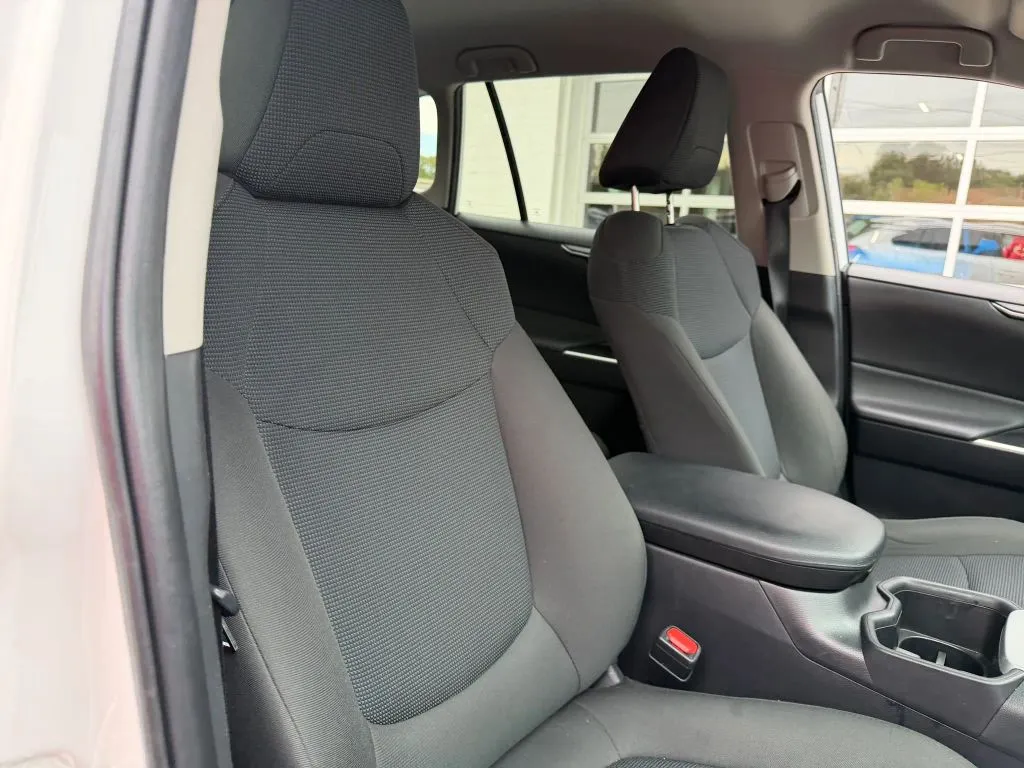 Toyota RAV4 photo 18