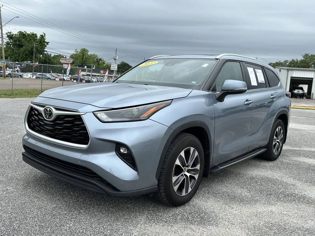 Blue 2022 Toyota Highlander XLE for sale in Pensacola, FL