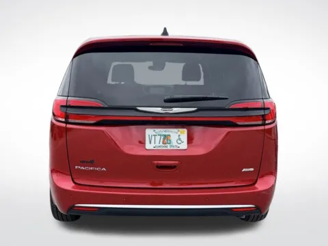 More photos of 2025 Chrysler Pacifica Select at Step One Motorsports, FL