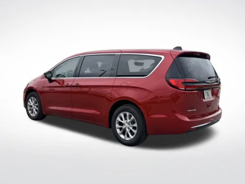 More photos of 2025 Chrysler Pacifica Select at Step One Motorsports, FL