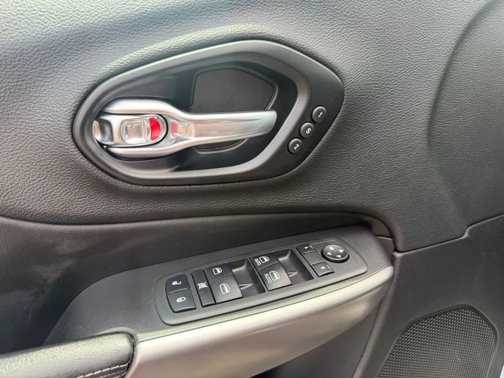 Jeep Cherokee photo 18