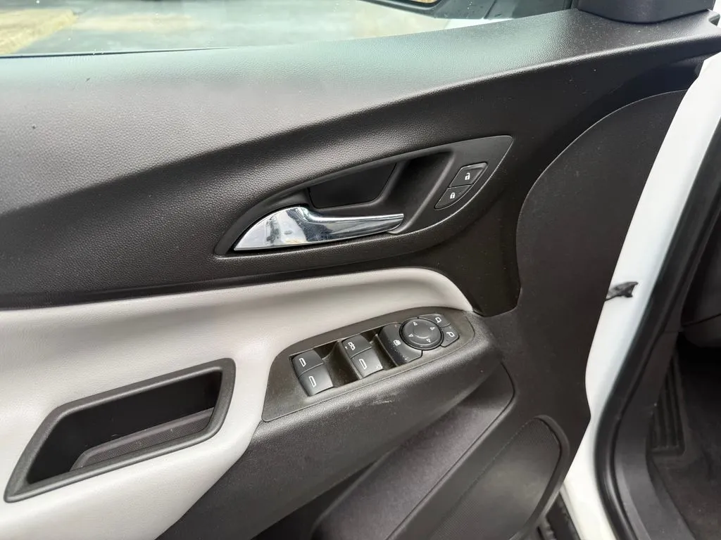 2021 Chevrolet Equinox LS - Photo 18