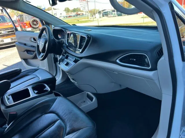Chrysler Pacifica photo 19