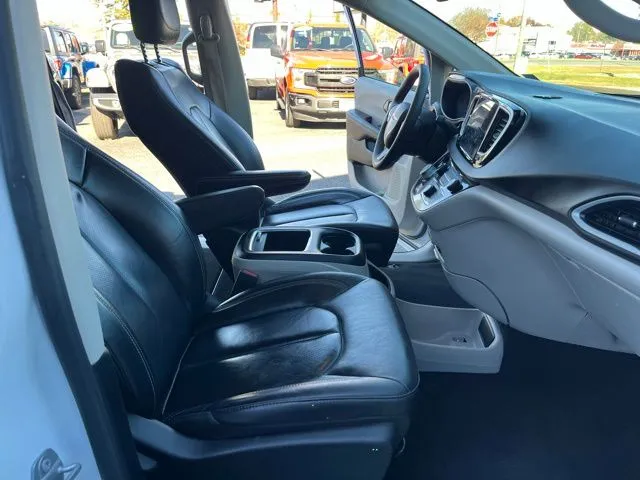 Chrysler Pacifica photo 14