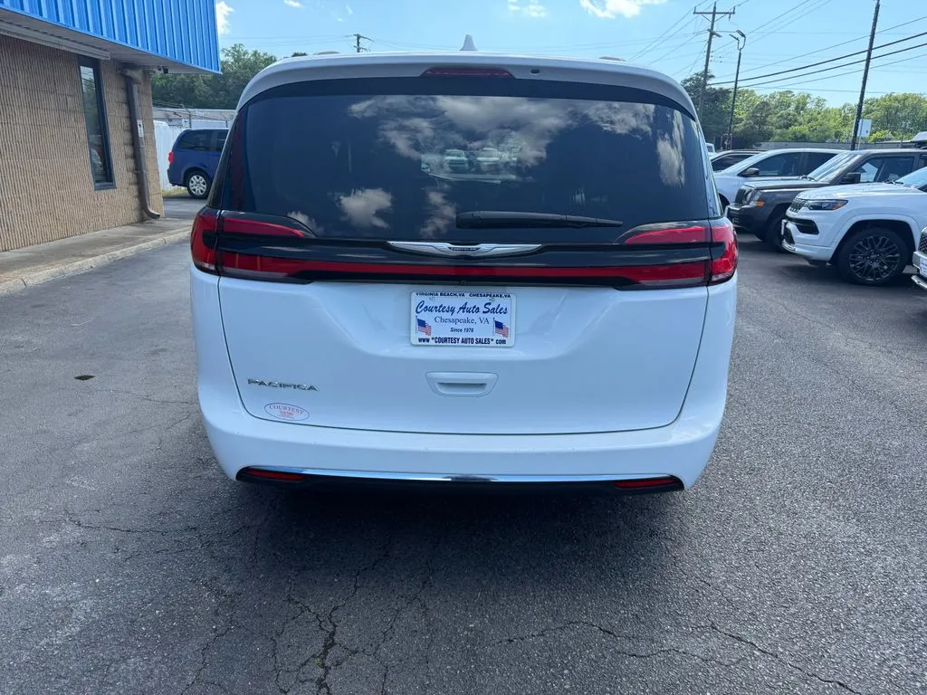 Chrysler Pacifica photo 10