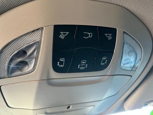 Chrysler Pacifica photo 5
