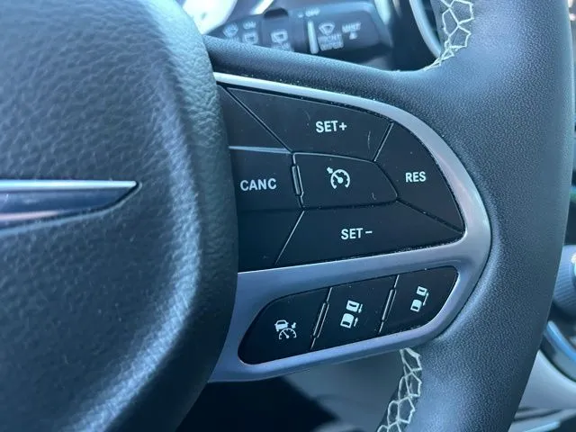 Chrysler Pacifica photo 28
