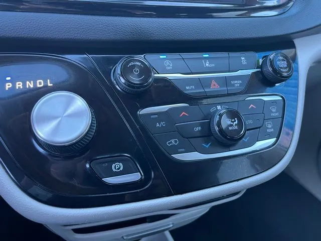 Chrysler Pacifica photo 24