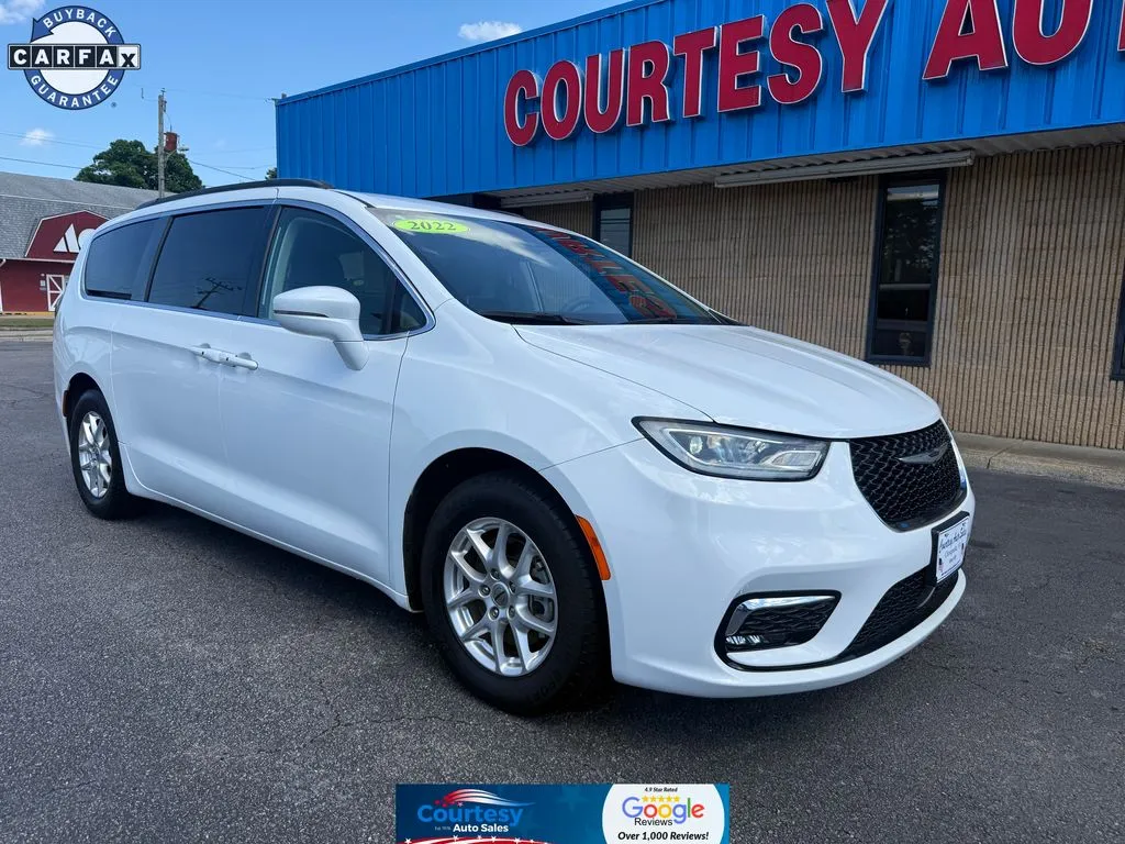 White 2022 Chrysler Pacifica Touring L for sale in Chesapeake, VA