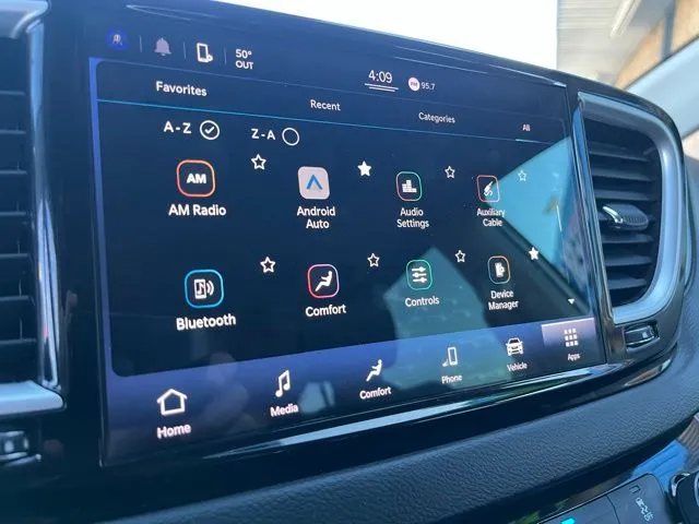 Chrysler Pacifica photo 2