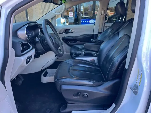 Chrysler Pacifica photo 13