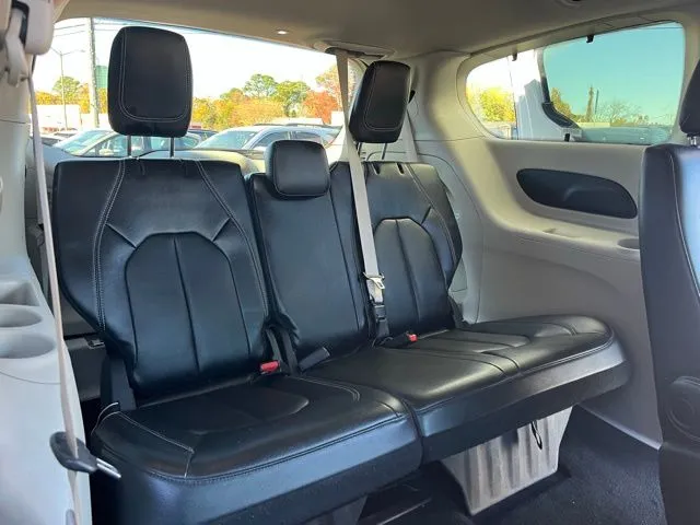 Chrysler Pacifica photo 16