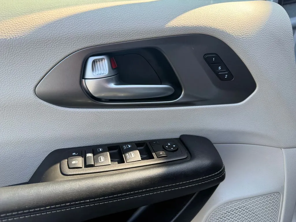 Chrysler Pacifica photo 15