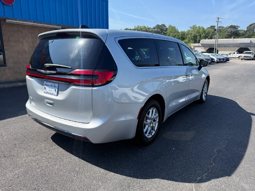 Chrysler Pacifica photo 11