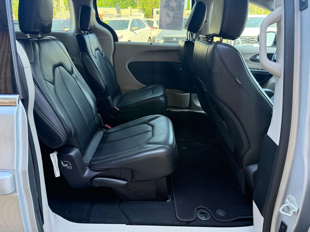 Chrysler Pacifica photo 21