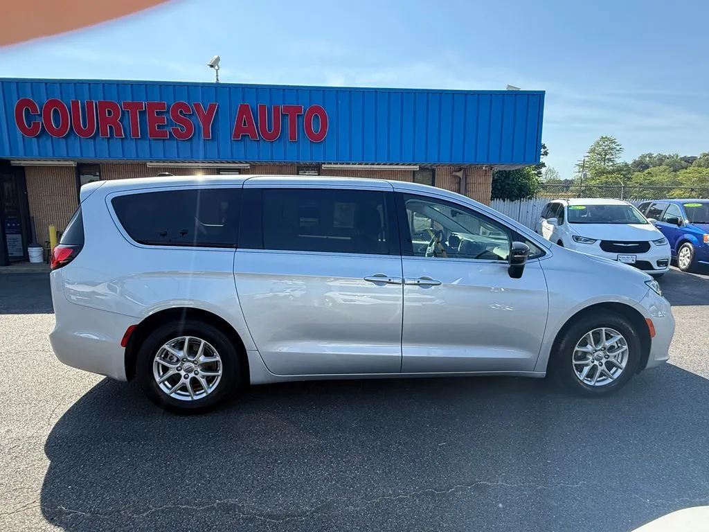 Chrysler Pacifica photo 12