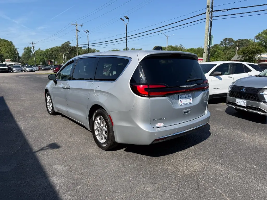 Chrysler Pacifica photo 9