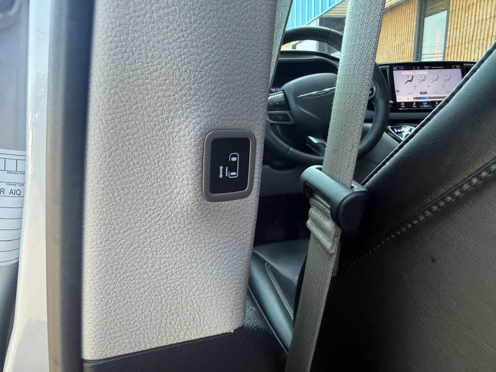 Chrysler Pacifica photo 17