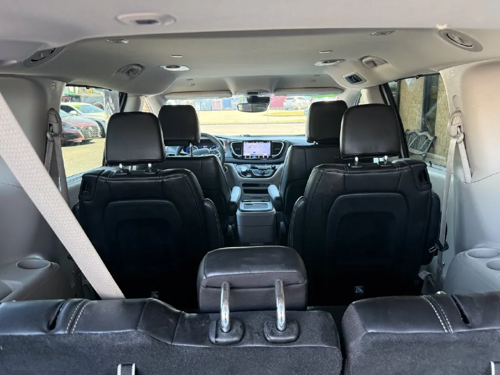 Chrysler Pacifica photo 19