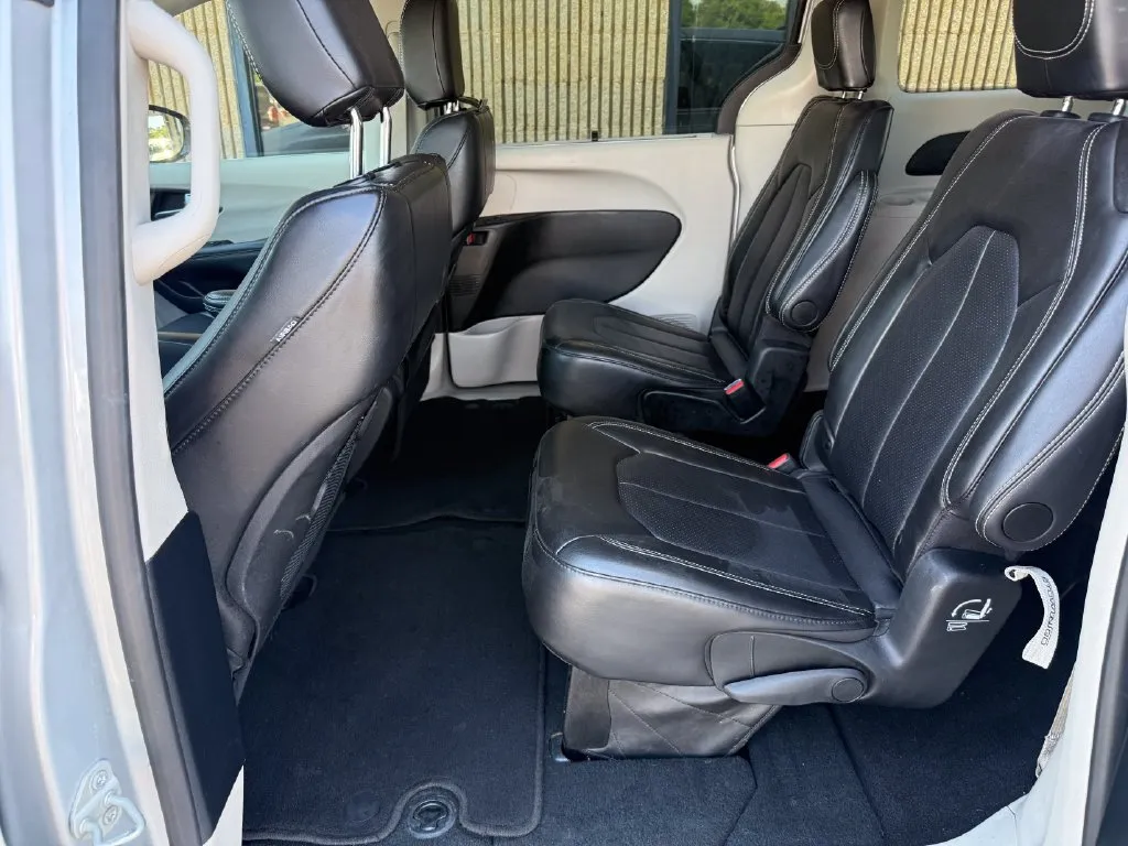 Chrysler Pacifica photo 16
