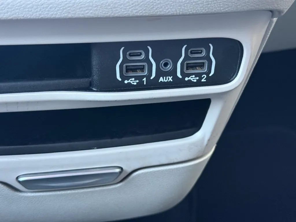 Chrysler Pacifica photo 31