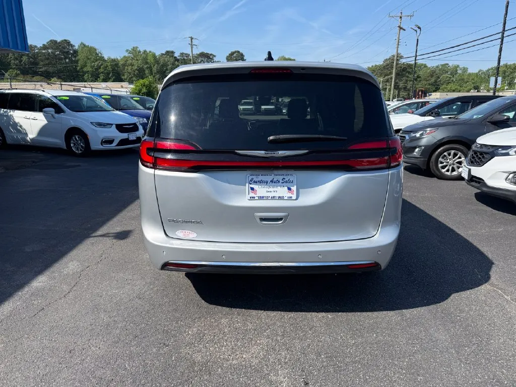 Chrysler Pacifica photo 10