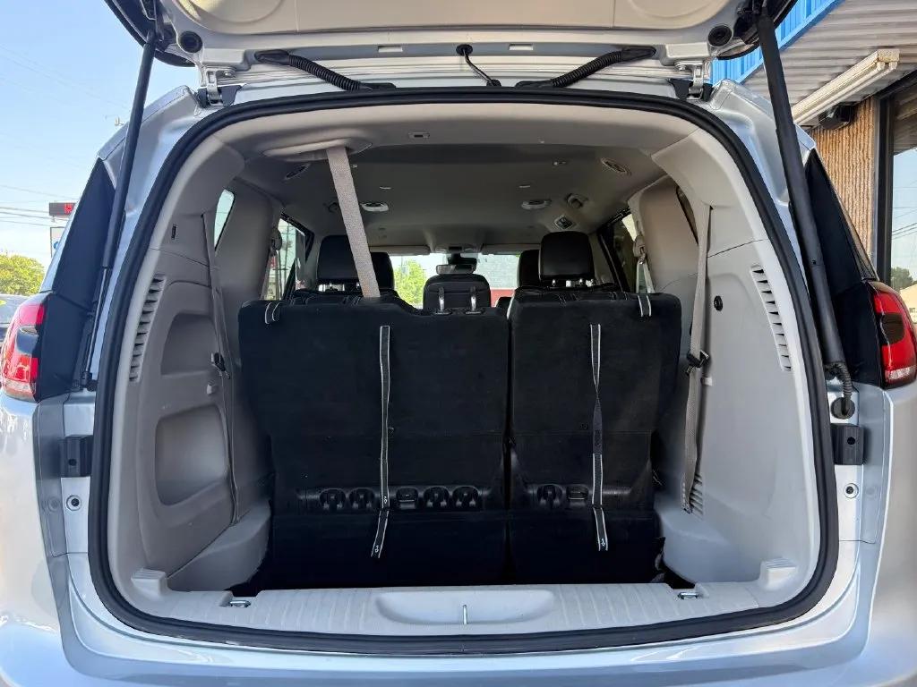 Chrysler Pacifica photo 18