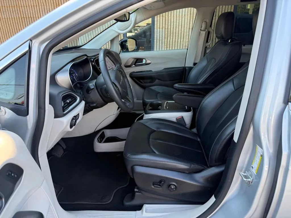 Chrysler Pacifica photo 13