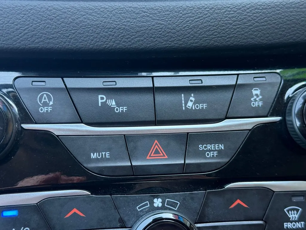 Chrysler Pacifica photo 30