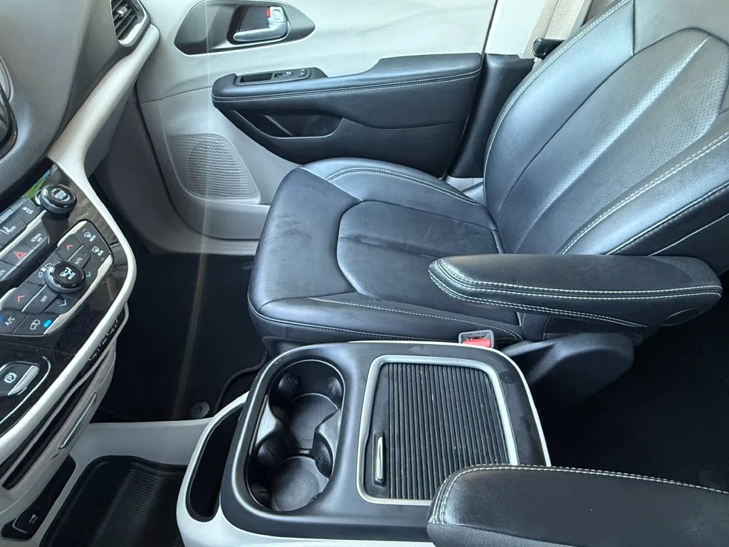 Chrysler Pacifica photo 32