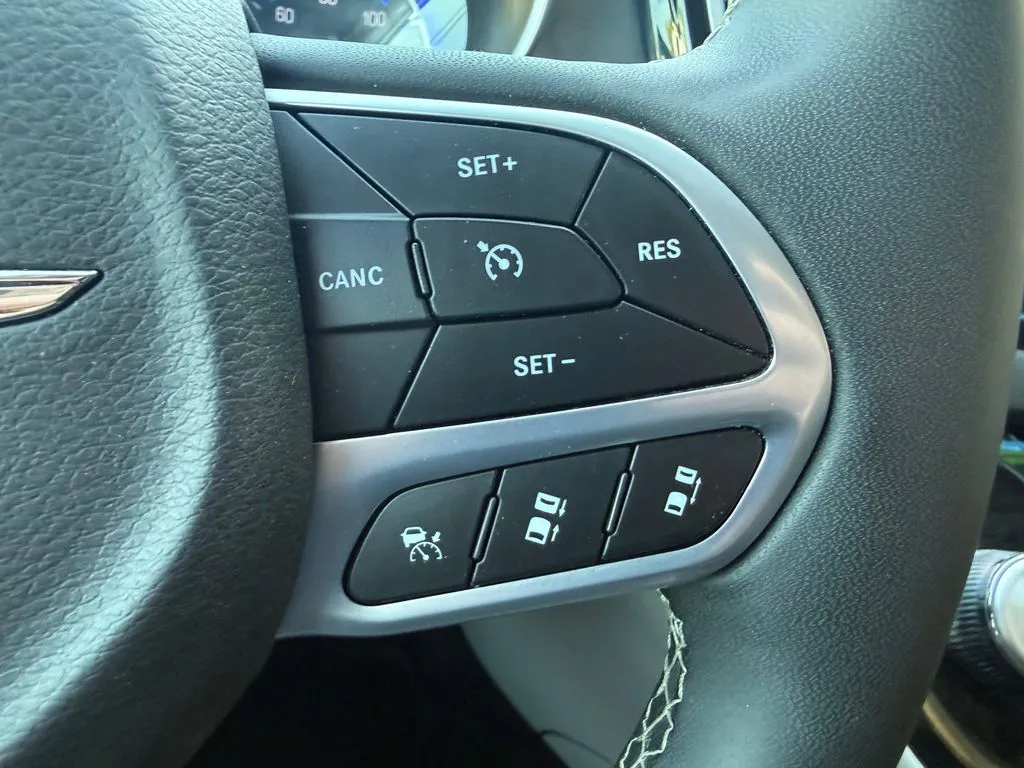 Chrysler Pacifica photo 25