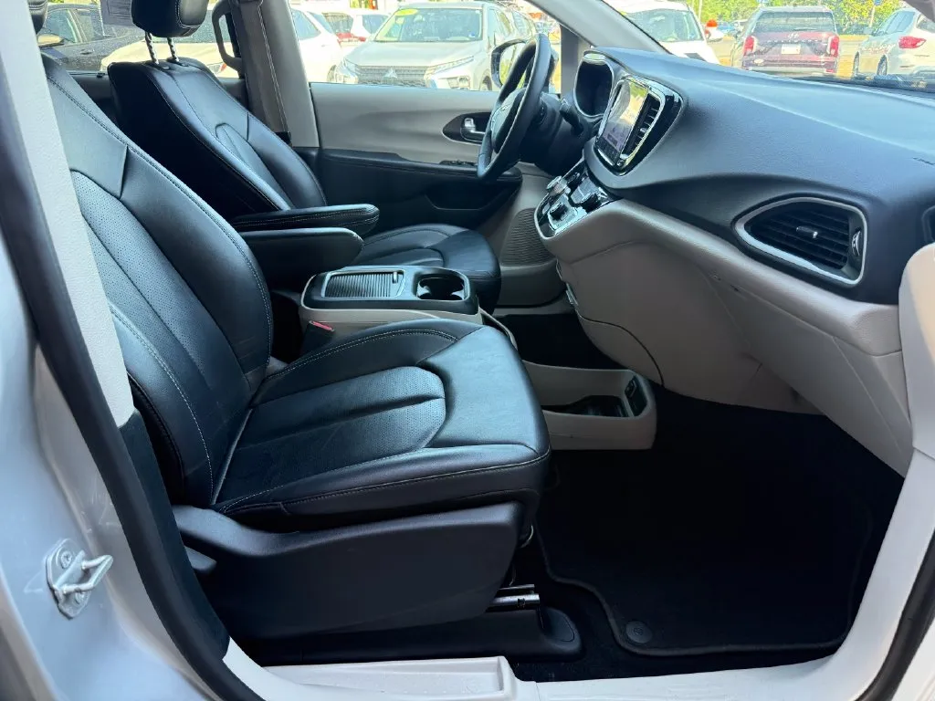 Chrysler Pacifica photo 22