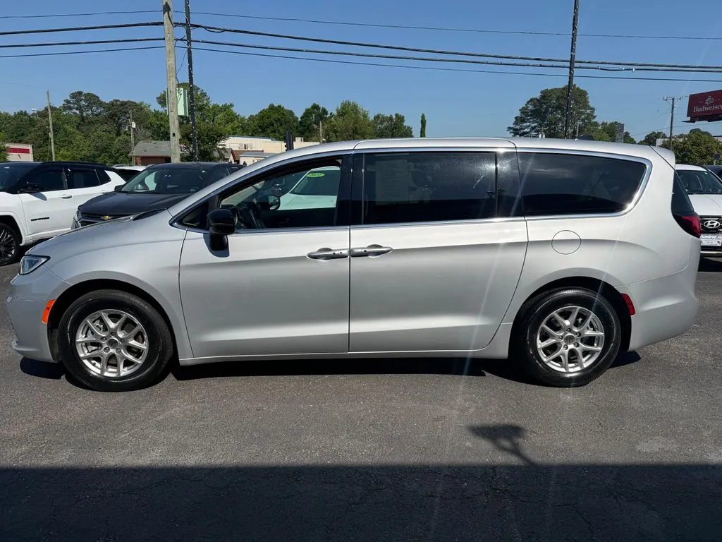Chrysler Pacifica photo 8