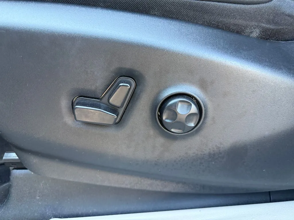 Chrysler Pacifica photo 14