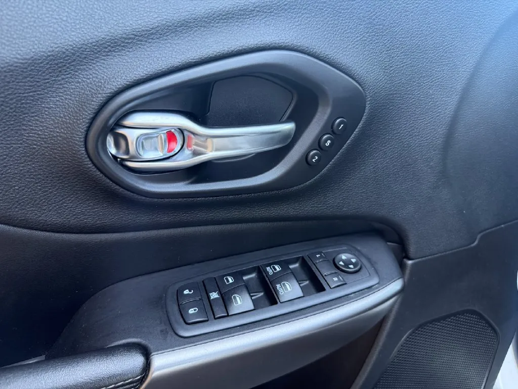 Jeep Cherokee photo 17
